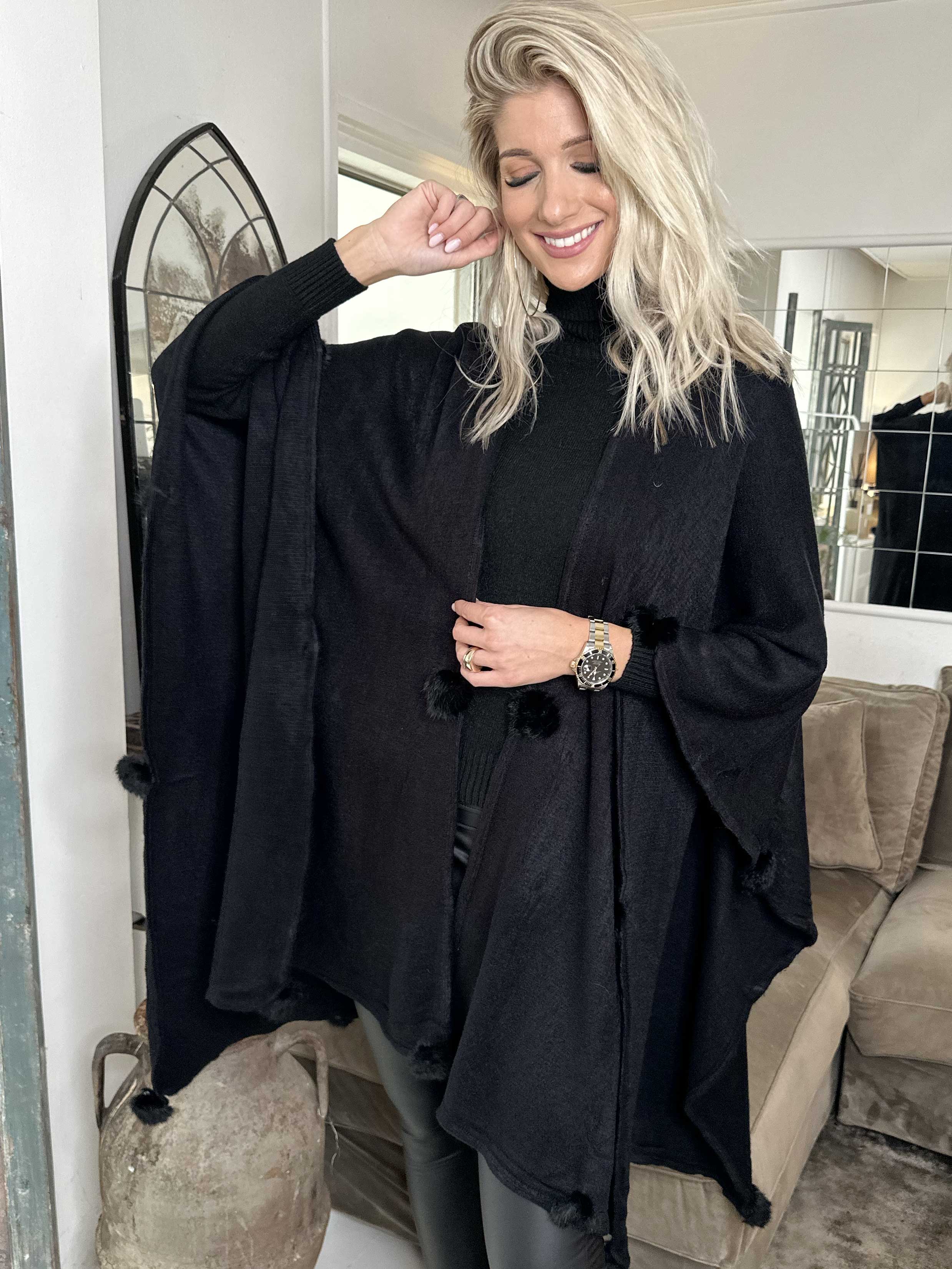 Nila - Lang varm poncho med pomponer